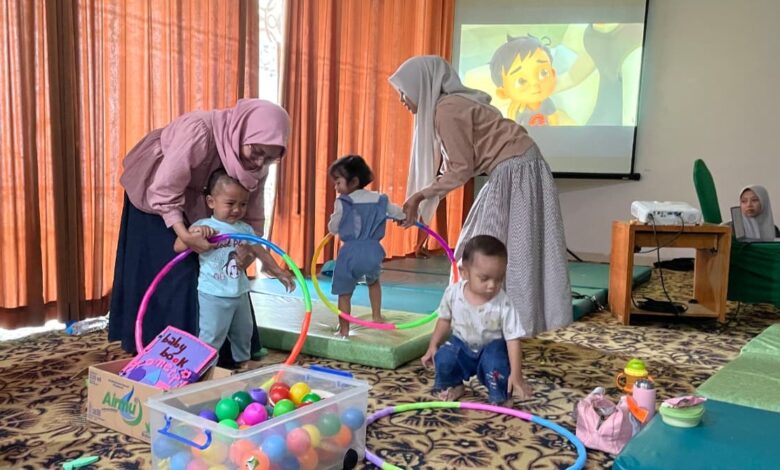 Anak-anak bermain dengan pendamping di fasilitas taman asuh anak EMINA saat perhelatan Muktamar Nasyiatul Aisyiyah.