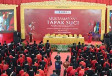 Suasana megah pembukaan Muktamar XVI Tapak Suci Putera Muhammadiyah 2026 di Gedung Serba Guna Unimus Semarang, dihadiri ribuan peserta berseragam merah khas dan peci hitam yang memenuhi lokasi acara.