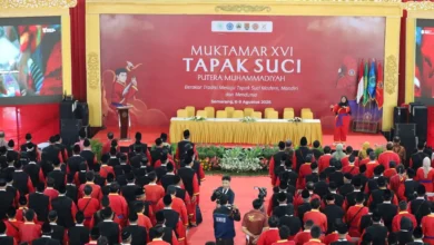 Suasana megah pembukaan Muktamar XVI Tapak Suci Putera Muhammadiyah 2026 di Gedung Serba Guna Unimus Semarang, dihadiri ribuan peserta berseragam merah khas dan peci hitam yang memenuhi lokasi acara.