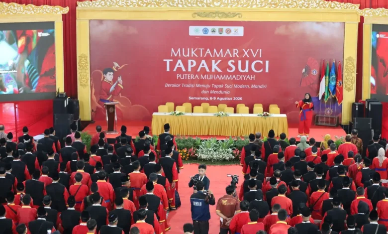 Suasana megah pembukaan Muktamar XVI Tapak Suci Putera Muhammadiyah 2026 di Gedung Serba Guna Unimus Semarang, dihadiri ribuan peserta berseragam merah khas dan peci hitam yang memenuhi lokasi acara.