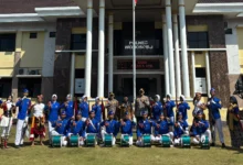 Siswa SMK Mutu Wonosobo dan jajaran Polres Wonosobo foto bersama jelang persiapan Defile Kapolri Cup 2026.