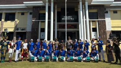 Siswa SMK Mutu Wonosobo dan jajaran Polres Wonosobo foto bersama jelang persiapan Defile Kapolri Cup 2026.
