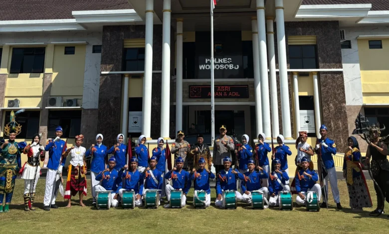 Siswa SMK Mutu Wonosobo dan jajaran Polres Wonosobo foto bersama jelang persiapan Defile Kapolri Cup 2026.