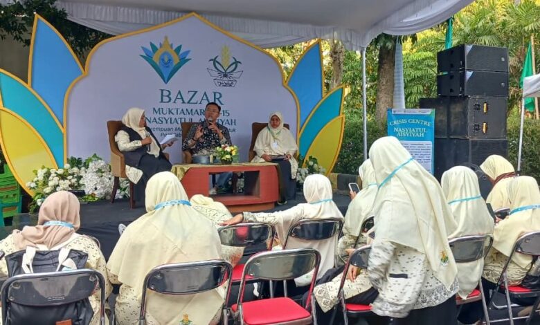 Talkshow Eco Bhinneka Muhammadiyah membahas praktik eco sociopreneurship di panggung utama Bazar Muktamar Nasyiatul Aisyiyah XV.