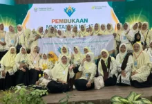 Rombongan kader PDNA Blora berfoto bersama membentangkan spanduk saat menghadiri pembukaan Muktamar Nasyiatul Aisyiyah Surakarta.