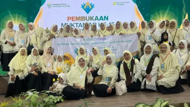 Rombongan kader PDNA Blora berfoto bersama membentangkan spanduk saat menghadiri pembukaan Muktamar Nasyiatul Aisyiyah Surakarta.