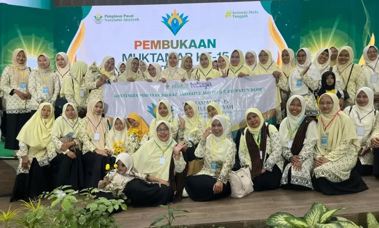 Rombongan kader PDNA Blora berfoto bersama membentangkan spanduk saat menghadiri pembukaan Muktamar Nasyiatul Aisyiyah Surakarta.