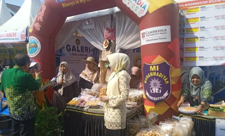 Suasana pameran produk UMKM Banyumas di panggung Expo CRM Jateng 2026 Jepara