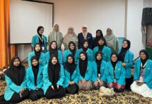 Foto bersama tim mahasiswa PG PAUD UMS dan dosen pendamping layanan Educare di Muktamar Nasyiatul Aisyiyah.