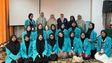 Foto bersama tim mahasiswa PG PAUD UMS dan dosen pendamping layanan Educare di Muktamar Nasyiatul Aisyiyah.