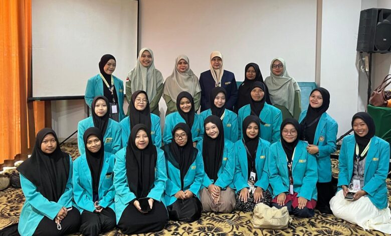 Foto bersama tim mahasiswa PG PAUD UMS dan dosen pendamping layanan Educare di Muktamar Nasyiatul Aisyiyah.