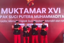 Empat tokoh berseragam kebesaran merah hitam melakukan salam penghormatan di depan panggung utama Muktamar XVI Tapak Suci di Semarang.
