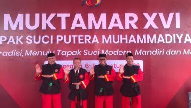 Empat tokoh berseragam kebesaran merah hitam melakukan salam penghormatan di depan panggung utama Muktamar XVI Tapak Suci di Semarang.