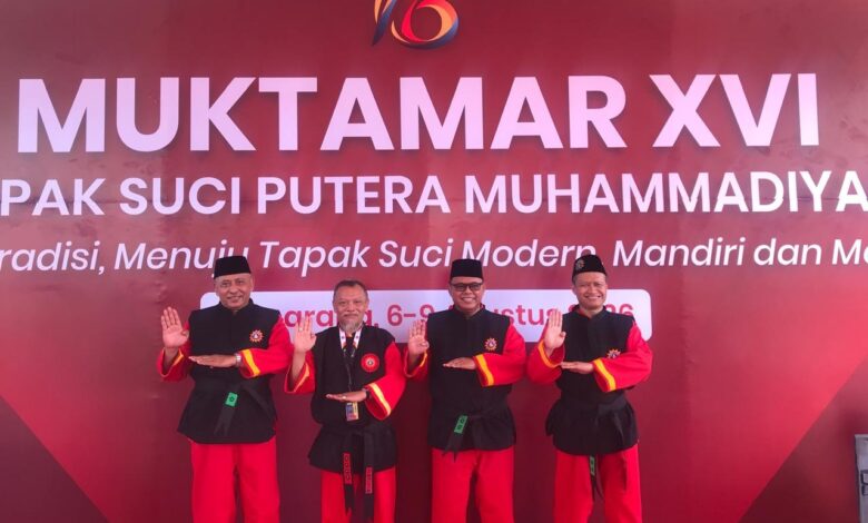 Empat tokoh berseragam kebesaran merah hitam melakukan salam penghormatan di depan panggung utama Muktamar XVI Tapak Suci di Semarang.