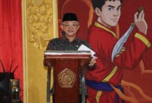 Mendikdasmen Abdul Mu'ti berpidato di podium UNIMUS Semarang saat membuka Muktamar XVI Tapak Suci.