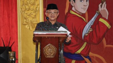 Mendikdasmen Abdul Mu'ti berpidato di podium UNIMUS Semarang saat membuka Muktamar XVI Tapak Suci.