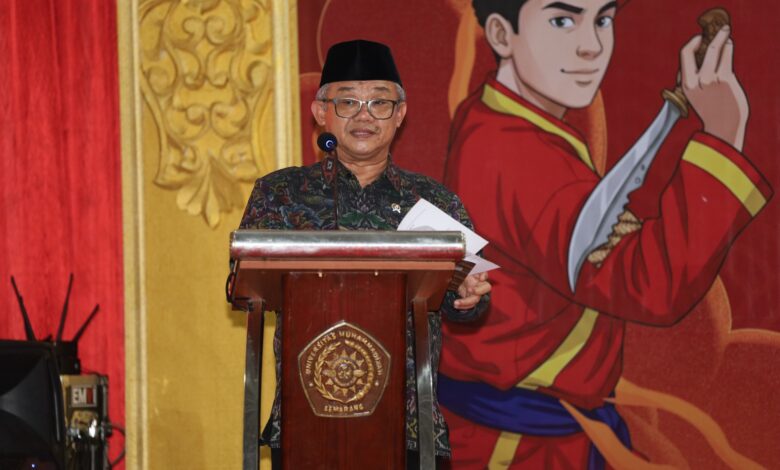 Mendikdasmen Abdul Mu'ti berpidato di podium UNIMUS Semarang saat membuka Muktamar XVI Tapak Suci.