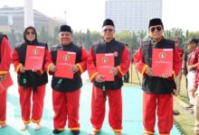 Pimpinan Unimus Semarang dan tokoh Muhammadiyah memegang piagam penghargaan Pendekar Kehormatan Tapak Suci dalam agenda Muktamar Tapak Suci XVI di Lapangan Simpang Lima.
