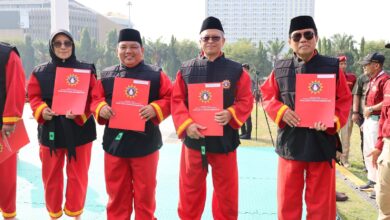 Pimpinan Unimus Semarang dan tokoh Muhammadiyah memegang piagam penghargaan Pendekar Kehormatan Tapak Suci dalam agenda Muktamar Tapak Suci XVI di Lapangan Simpang Lima.