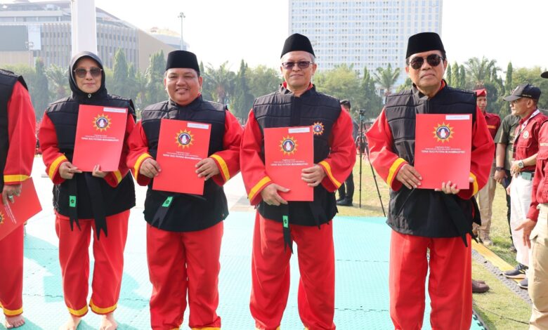 Pimpinan Unimus Semarang dan tokoh Muhammadiyah memegang piagam penghargaan Pendekar Kehormatan Tapak Suci dalam agenda Muktamar Tapak Suci XVI di Lapangan Simpang Lima.