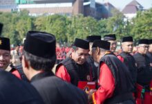 Rektor UMP Prof Jebul Suroso menerima gelar Pendekar Kehormatan Tapak Suci Tingkat Melati II pada Muktamar XVI di Semarang, mengenakan seragam merah-hitam Tapak Suci dan peci hitam.