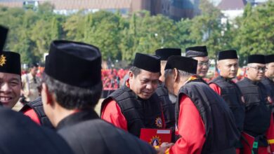 Rektor UMP Prof Jebul Suroso menerima gelar Pendekar Kehormatan Tapak Suci Tingkat Melati II pada Muktamar XVI di Semarang, mengenakan seragam merah-hitam Tapak Suci dan peci hitam.