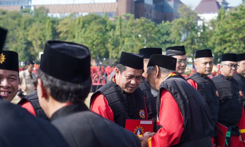 Rektor UMP Prof Jebul Suroso menerima gelar Pendekar Kehormatan Tapak Suci Tingkat Melati II pada Muktamar XVI di Semarang, mengenakan seragam merah-hitam Tapak Suci dan peci hitam.