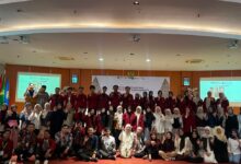 Ratusan peserta dan panitia Konferensi Internasional IMM (ICOS 2026) berfoto bersama di aula Universitas Muhammadiyah Purwokerto usai membahas isu keberlanjutan.