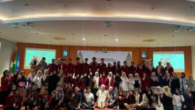 Ratusan peserta dan panitia Konferensi Internasional IMM (ICOS 2026) berfoto bersama di aula Universitas Muhammadiyah Purwokerto usai membahas isu keberlanjutan.