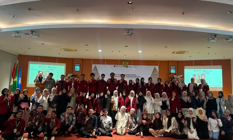 Ratusan peserta dan panitia Konferensi Internasional IMM (ICOS 2026) berfoto bersama di aula Universitas Muhammadiyah Purwokerto usai membahas isu keberlanjutan.