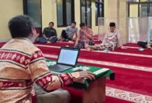 Suasana rapat konsolidasi Bedah Rumah Lazismu Pekalongan bersama pengelola Kantor Layanan Puri dan Pisma di Masjid Al-Muhajirin Kedungwuni.