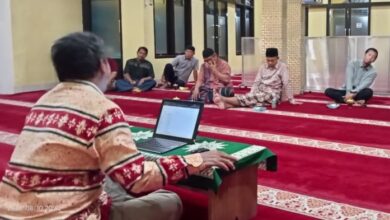 Suasana rapat konsolidasi Bedah Rumah Lazismu Pekalongan bersama pengelola Kantor Layanan Puri dan Pisma di Masjid Al-Muhajirin Kedungwuni.