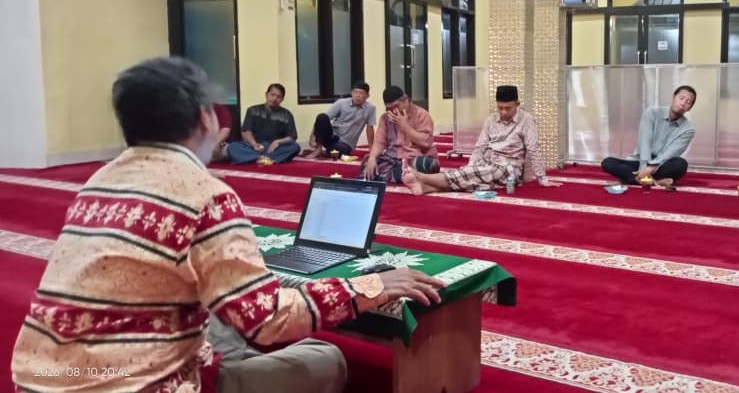 Suasana rapat konsolidasi Bedah Rumah Lazismu Pekalongan bersama pengelola Kantor Layanan Puri dan Pisma di Masjid Al-Muhajirin Kedungwuni.