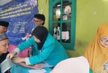Mahasiswa Kesmas UMS melakukan skrining tekanan darah kepada lansia dalam program Lansia Sehat UMS di Pos Lansia Joyotakan.
