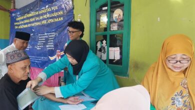 Mahasiswa Kesmas UMS melakukan skrining tekanan darah kepada lansia dalam program Lansia Sehat UMS di Pos Lansia Joyotakan.