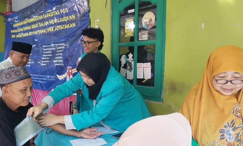 Mahasiswa Kesmas UMS melakukan skrining tekanan darah kepada lansia dalam program Lansia Sehat UMS di Pos Lansia Joyotakan.
