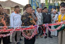 prosesi pemotongan pita acara Awarding Muhammadiyah Jawa Tengah 2026 di Blimbingrejo Jepara.
