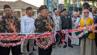 prosesi pemotongan pita acara Awarding Muhammadiyah Jawa Tengah 2026 di Blimbingrejo Jepara.
