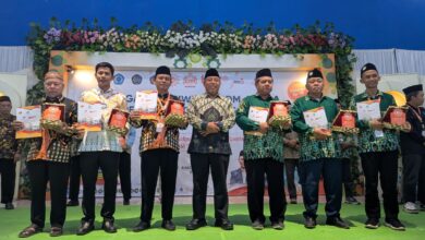 Pemenang penghargaan Cabang dan Ranting Muhammadiyah (LPCRPM) foto bersama di atas panggung memegang plakat dan sertifikat penghargaan.