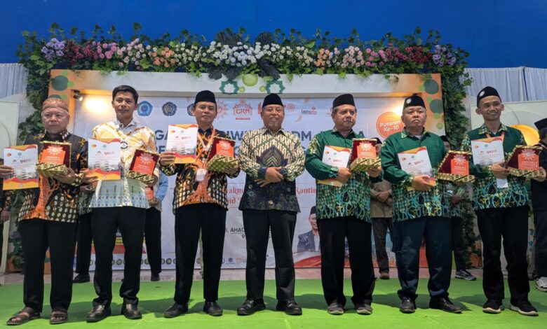 Pemenang penghargaan Cabang dan Ranting Muhammadiyah (LPCRPM) foto bersama di atas panggung memegang plakat dan sertifikat penghargaan.