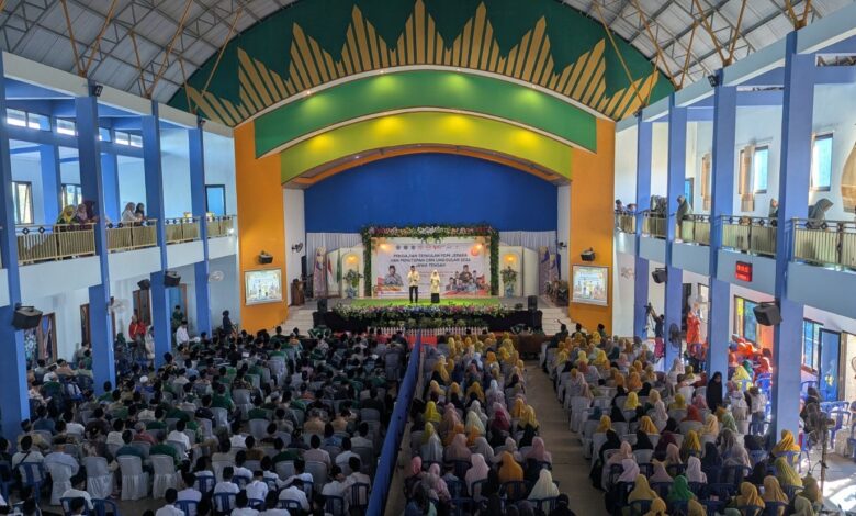 Suasana puncak acara Awarding CRM Muhammadiyah 2026 dan Pengajian Akbar PDM Jepara di Gedung Dakwah Umar Hasyim.