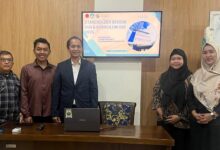 Sesi foto bersama jajaran tim dan stakeholder kegiatan Stakeholder Review Kurikulum OBE Manajemen Ritel ITESA Muhammadiyah Semarang.
