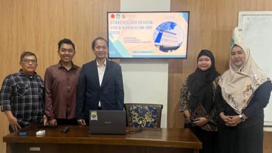 Sesi foto bersama jajaran tim dan stakeholder kegiatan Stakeholder Review Kurikulum OBE Manajemen Ritel ITESA Muhammadiyah Semarang.