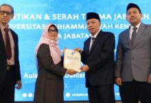 Prosesi serah terima jabatan Rektor UMKABA, di mana rektor lama menyerahkan dokumen 'Memorandum Akhir Jabatan' kepada Rektor Baru UMKABA, Prof. Dr. Anton Agus Setyawan, disaksikan oleh pimpinan Universitas Muhammadiyah Kendal Batang.