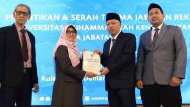 Prosesi serah terima jabatan Rektor UMKABA, di mana rektor lama menyerahkan dokumen 'Memorandum Akhir Jabatan' kepada Rektor Baru UMKABA, Prof. Dr. Anton Agus Setyawan, disaksikan oleh pimpinan Universitas Muhammadiyah Kendal Batang.