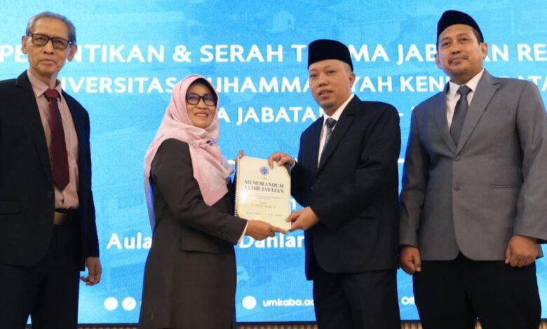 Prosesi serah terima jabatan Rektor UMKABA, di mana rektor lama menyerahkan dokumen 'Memorandum Akhir Jabatan' kepada Rektor Baru UMKABA, Prof. Dr. Anton Agus Setyawan, disaksikan oleh pimpinan Universitas Muhammadiyah Kendal Batang.