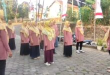 Anggota PRA Demaan Jepara berbaris rapi mengikuti lomba peringatan HUT RI ke-81 di Kompleks Masjid Siti Aisyah.