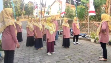 Anggota PRA Demaan Jepara berbaris rapi mengikuti lomba peringatan HUT RI ke-81 di Kompleks Masjid Siti Aisyah.