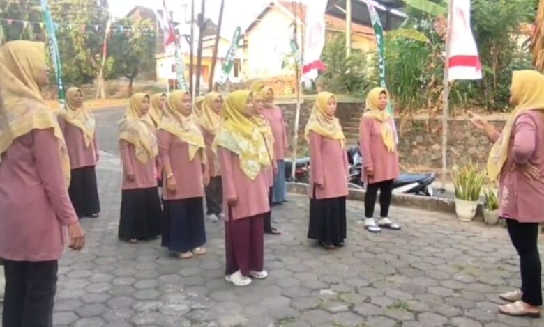 Anggota PRA Demaan Jepara berbaris rapi mengikuti lomba peringatan HUT RI ke-81 di Kompleks Masjid Siti Aisyah.