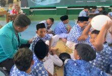 Mahasiswa PLP 2 UMS berjaket almamater hijau sedang mendampingi dan berinteraksi dengan para siswa SMP Muhammadiyah Al Kautsar PK Kartasura dalam kegiatan FORTASI.